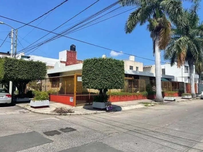 Fachada en esquina de la propiedad en Aurelio L. Gallardo 531